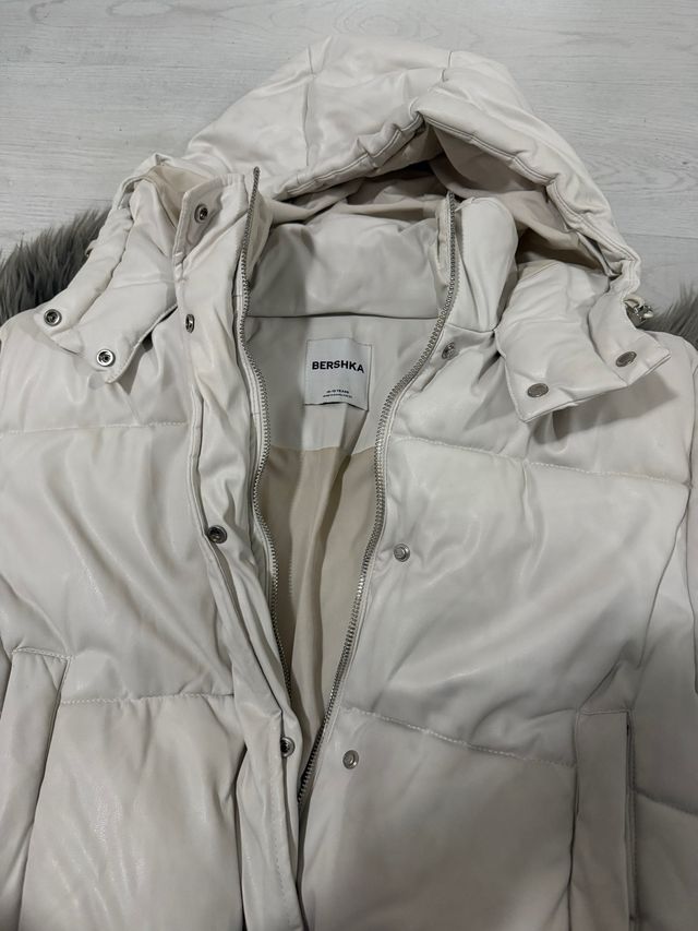 Abrigo Bershka blanco acolchado