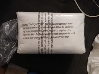 Almohada blanca con ribete azul