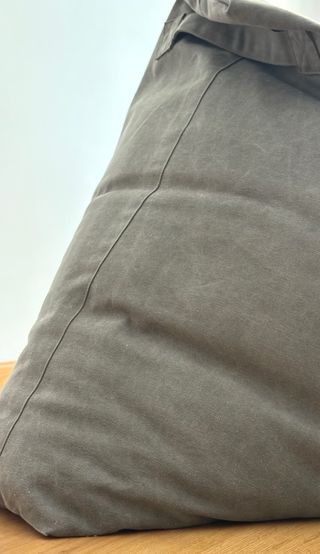 Puff Zara Home en tono gris neutro de algodón