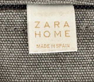 Puff Zara Home en tono gris neutro de algodón