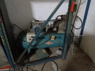 Compresor de aire industrial de poleas trifásico.