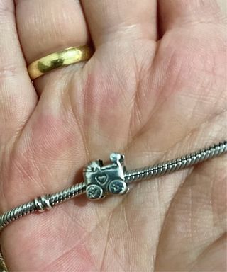 Charm carrito bebé Pandora plata