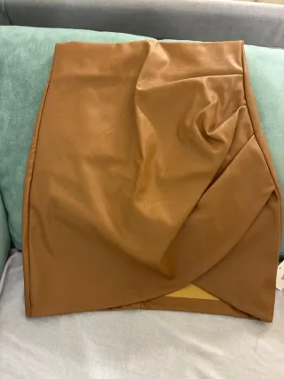 Falda marrón efecto piel