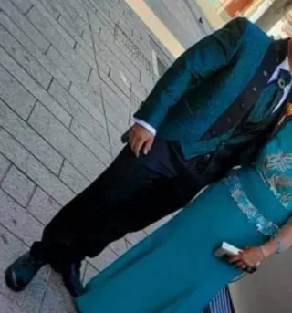 Traje de novio verde y negro