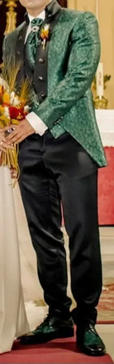 Traje de novio verde y negro