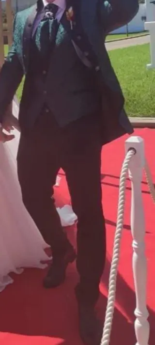 Traje de novio verde y negro