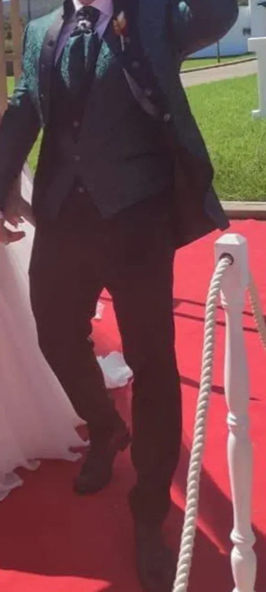 Traje de novio verde y negro