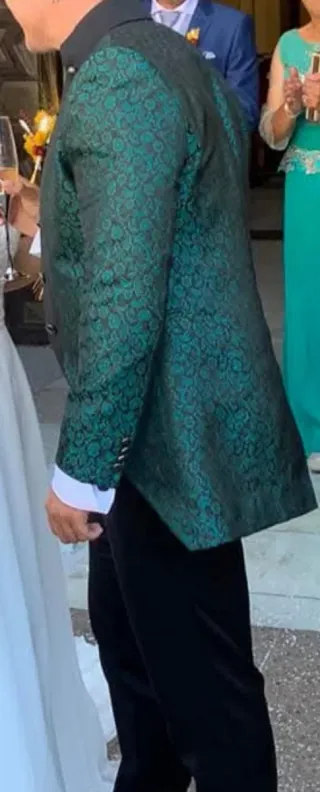 Traje de novio verde y negro