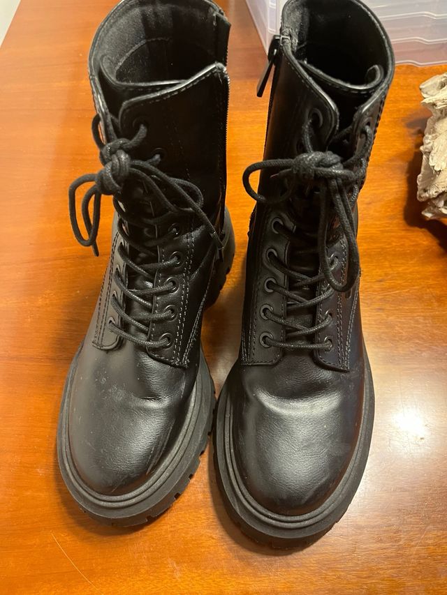 Botas negras con cordones y cremallera