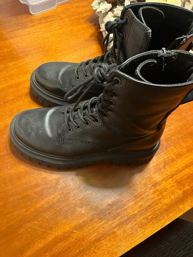 Botas negras con cordones y cremallera