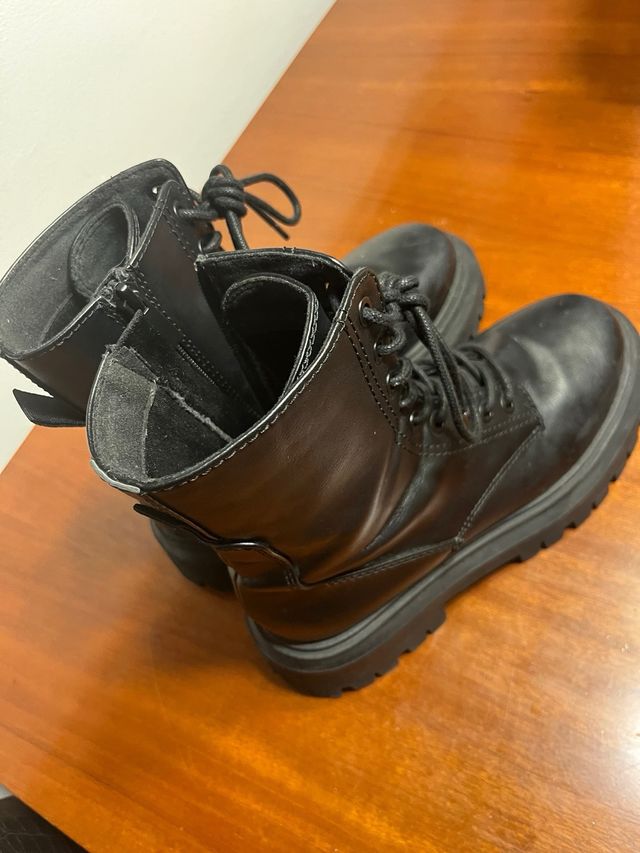 Botas negras con cordones y cremallera