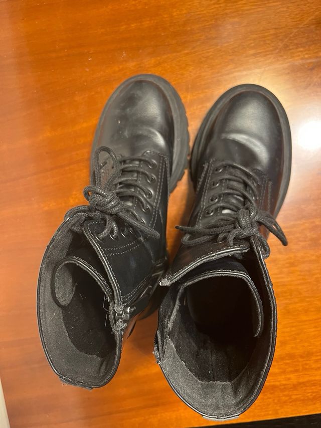 Botas negras con cordones y cremallera