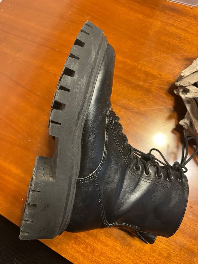 Botas negras con cordones y cremallera