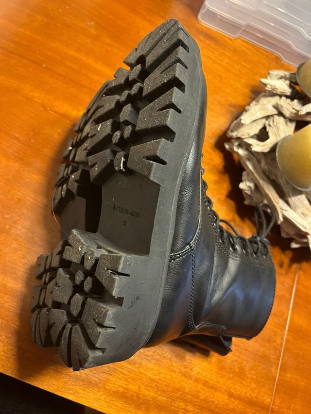 Botas negras con cordones y cremallera