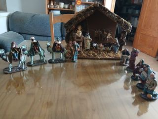 Belén Resina 28 Piezas + Portal Madera