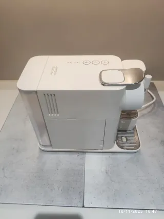 Cafetera Nespresso De'Longhi Lattissima One EN510.