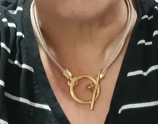 Collar Zamak Baño Oro Círculo y Barra