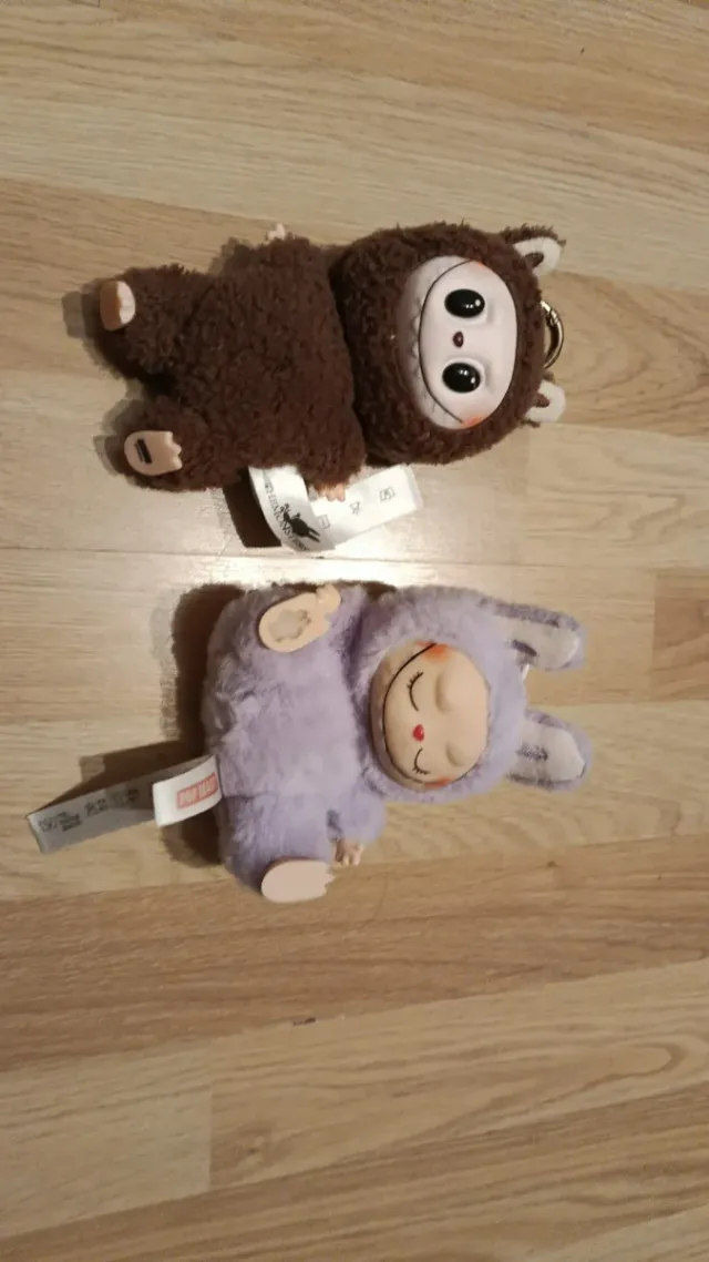 Labubus peluche marrón y morado