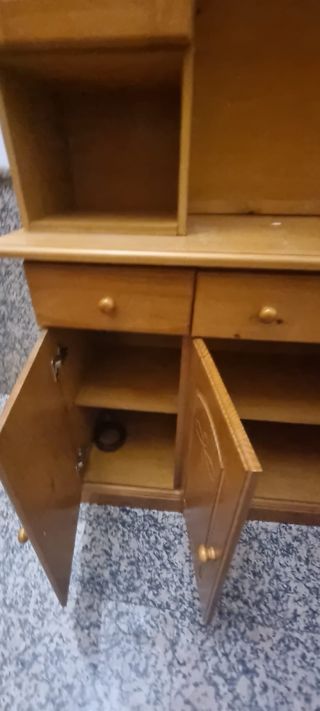 Vitrina de madera y cristal