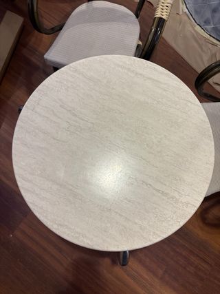 Mesas y sillones de terraza