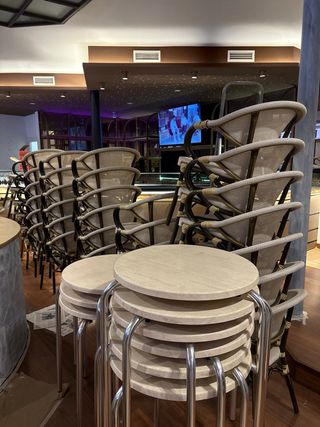 Mesas y sillones de terraza