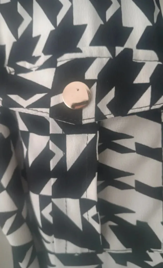 Vestido camisero estampado blanco y negro