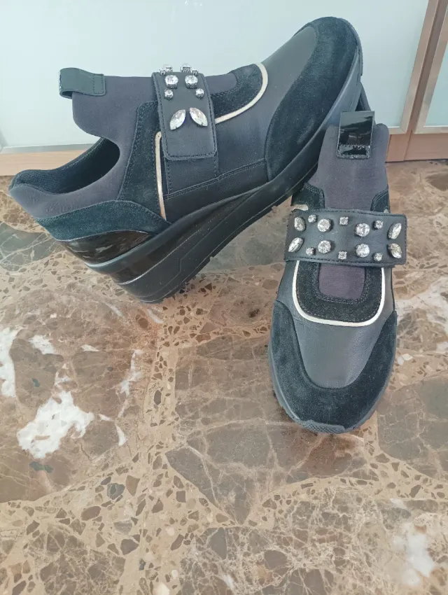 Zapatos Geox Mujer Negros y Plateados