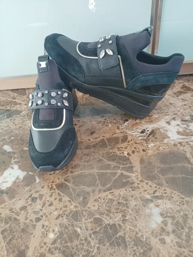 Zapatos Geox Mujer Negros y Plateados