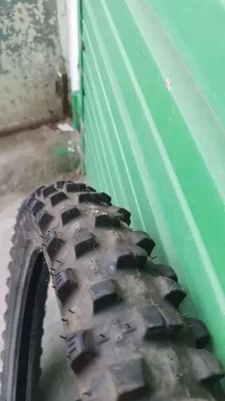 Neumáticos delanteros y mousse enduro