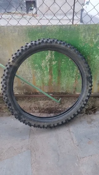Neumáticos delanteros y mousse enduro