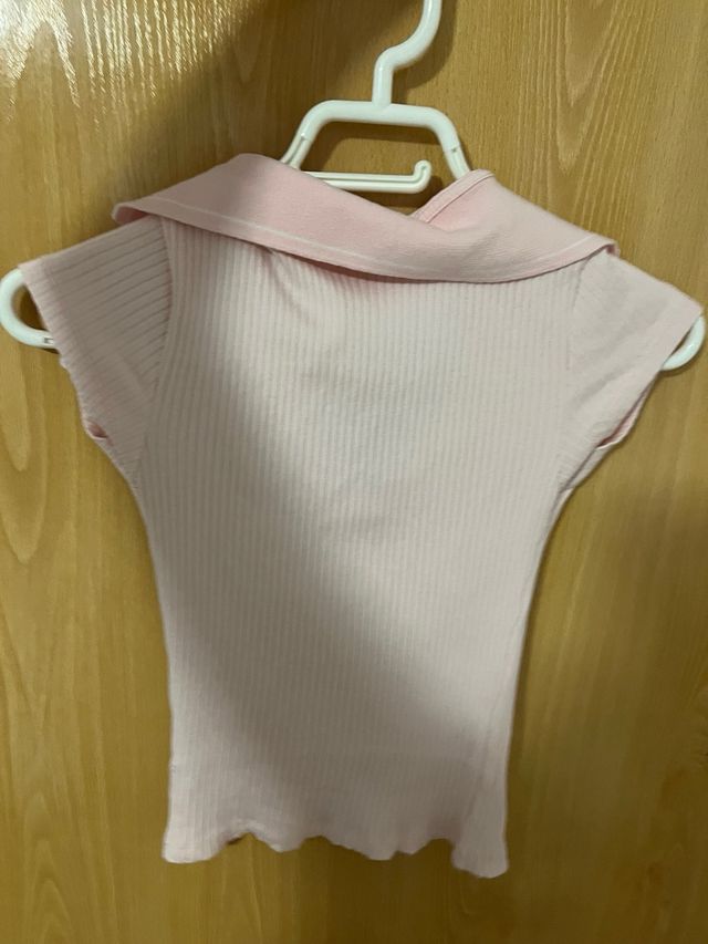 Camisa blanca y rosa de punto