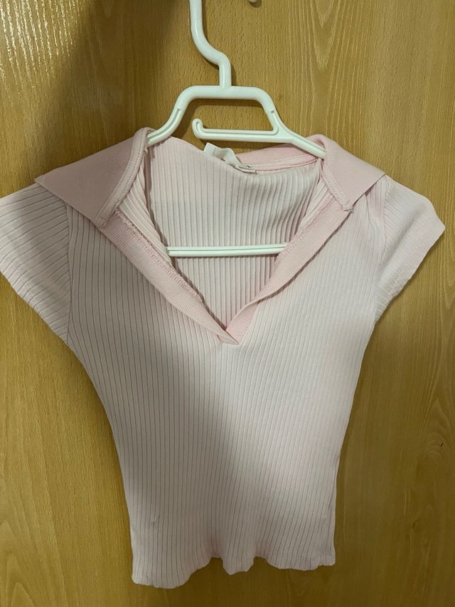 Camisa blanca y rosa de punto