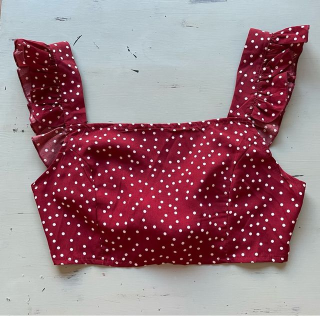 Top corto de lunares rojo y short a conjunto