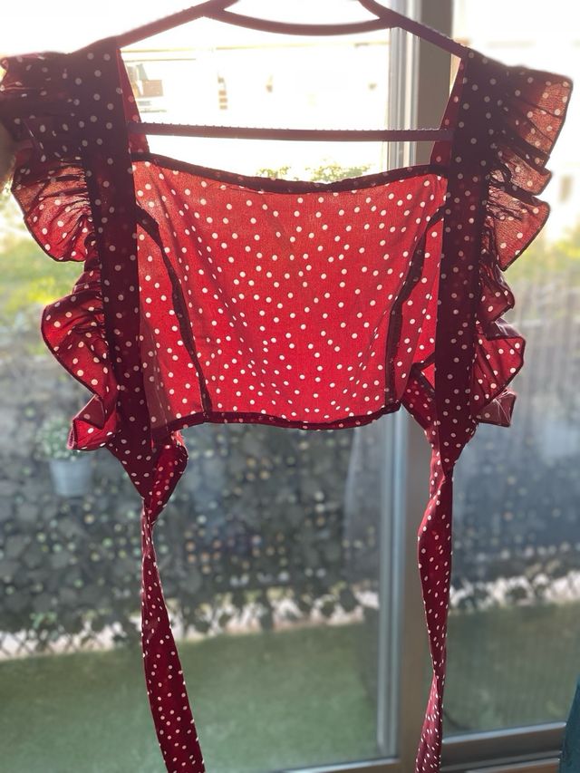 Top corto de lunares rojo y short a conjunto