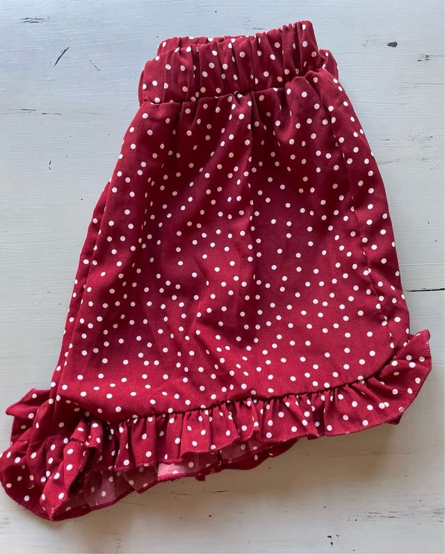 Top corto de lunares rojo y short a conjunto