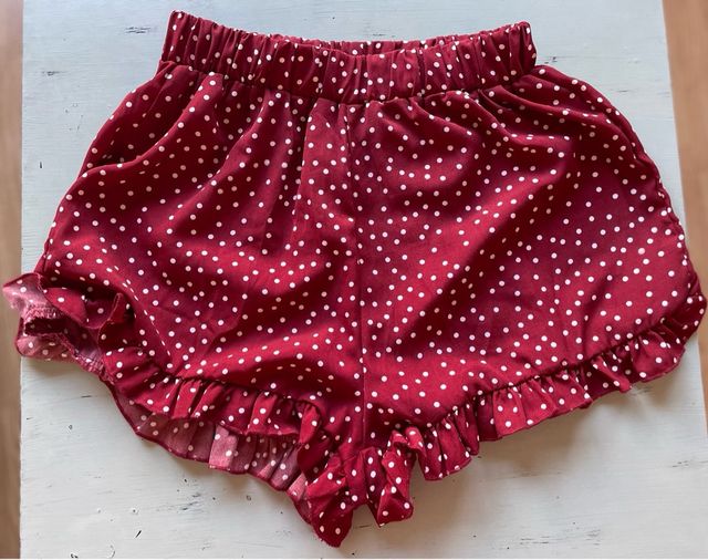 Top corto de lunares rojo y short a conjunto