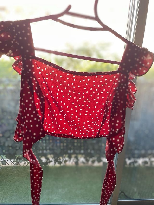 Top corto de lunares rojo y short a conjunto