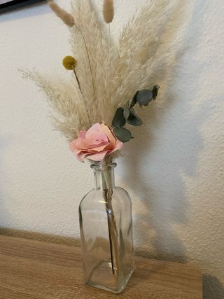 2 botellas de cristal con pampas