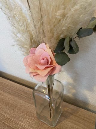 2 botellas de cristal con pampas