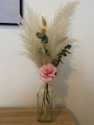 2 botellas de cristal con pampas