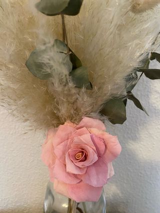 2 botellas de cristal con pampas