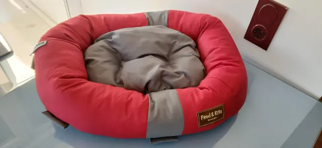 Cama para mascota Fred & Rita roja y gris
