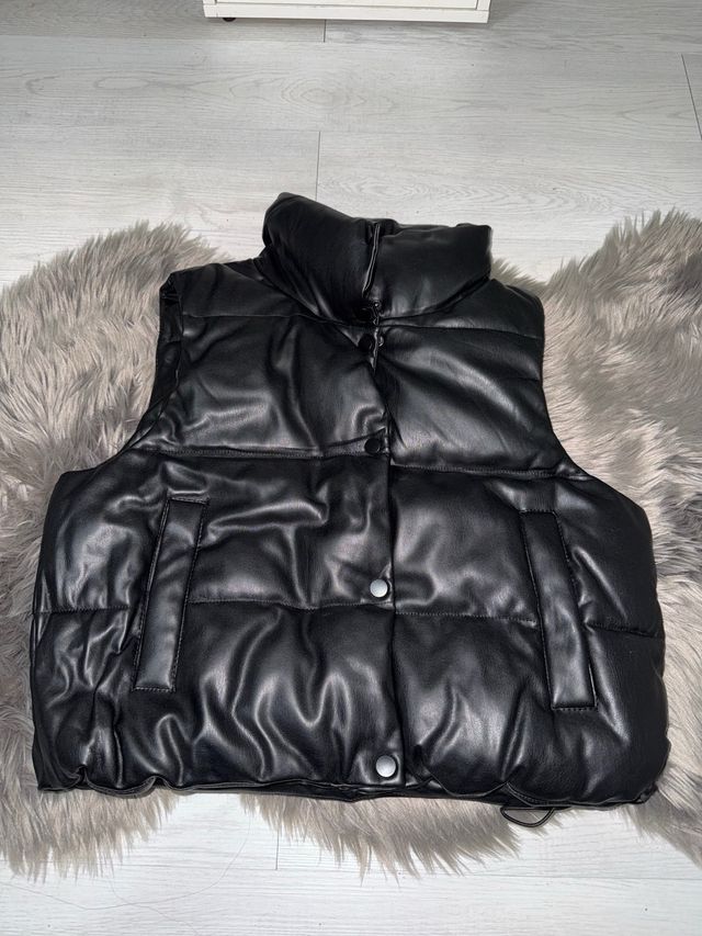 Chaleco acolchado negro efecto piel