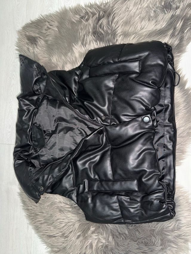 Chaleco acolchado negro efecto piel