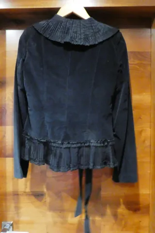 Conjunto chaqueta falda de terciopelo con volantes