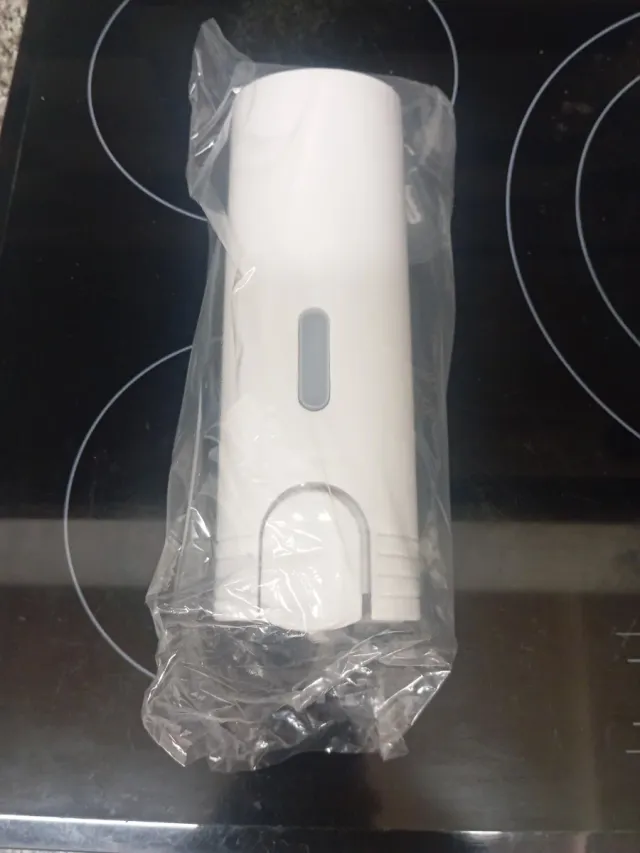 Dispensador de jabón pared blanco