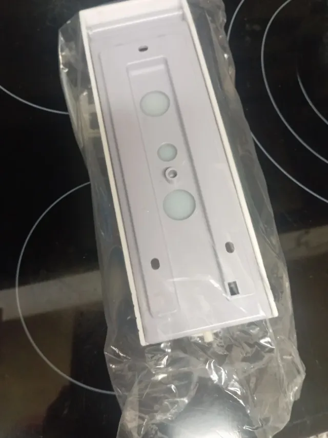 Dispensador de jabón pared blanco