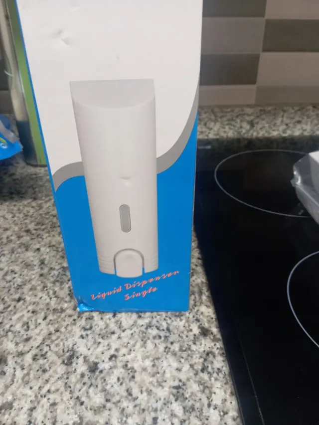 Dispensador de jabón pared blanco