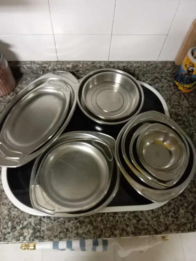 Bandejas y cuencos metálicos plateados