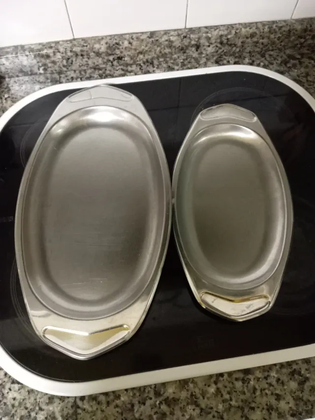 Bandejas y cuencos metálicos plateados